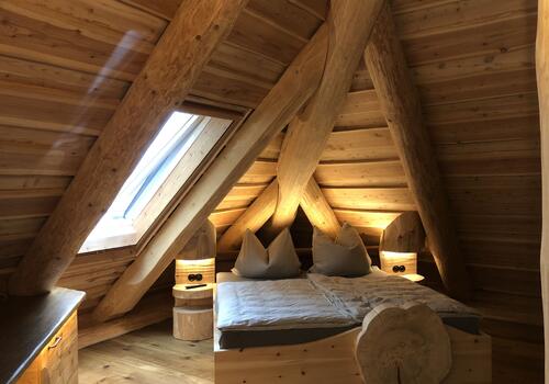 Sparren in Naturstamm / Rundstamm in einem Blockhaus