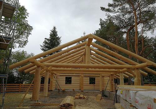 Carport in Naturstamm mit Sparren in Rundholz
