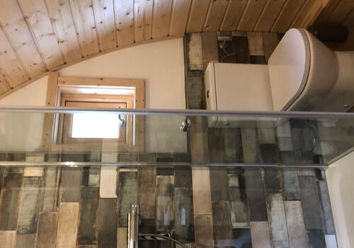 ...ein Bad mit WC, Dusche & Waschbecken...