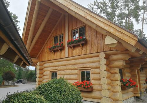 Naturstammhaus "Whitehorse Lodge" - Giebel - Sparren als Schiffsgiebel ausgebildet