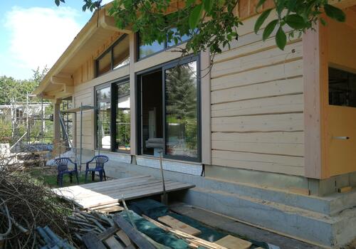 Montage des Post & Beam Blockhaus "Black Hawk Lodge"