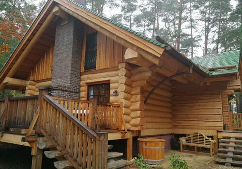 Naturstammhaus "Tucker" - Blick auf Giebel