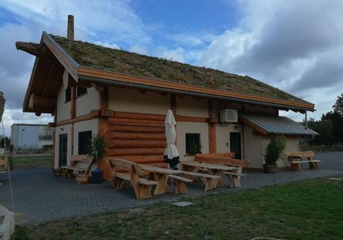 Bei einem Post & Beam Blockhaus kann man gut die Baustoffe kombinieren