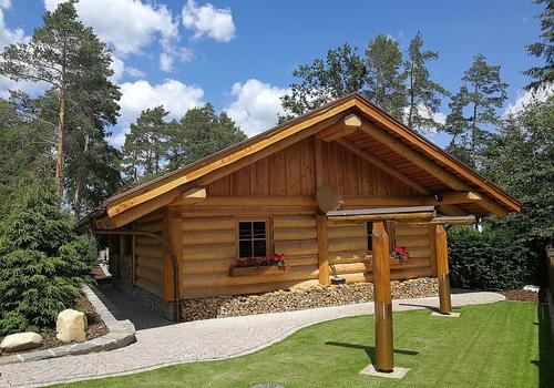 Carport in Post&Beam Naturstamm. Hier Rückseite mit Abstellraum