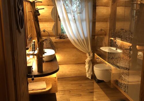 Gästebad in einem Naturstammhaus