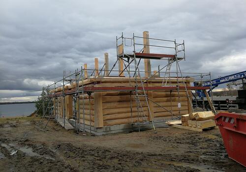 Montage eines Post & Beam Blockhaus