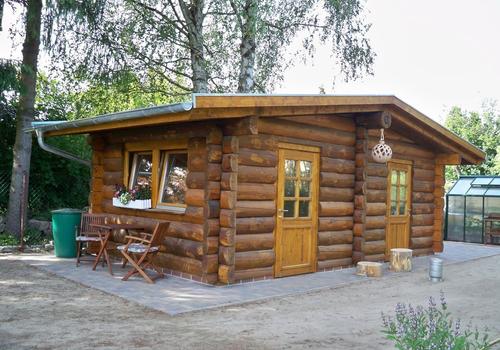 Die Blockhausbauer - Gartenhaus mit 2 Räumen in Halbstammbauweise