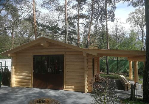 Gartenblockhaus Whitefish Creek in Halbstammbauweise mit seitlicher Terrasse DIE BLOCKHAUSBAUER in Sachsen