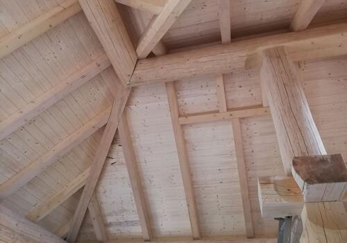 Highlight ist der First im Post & Beam Blockhaus "Little Beaver"