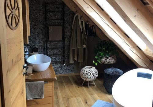 Bad im Obergeschoss des Blockhaus