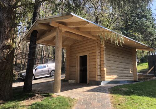 Gartenhaus mit 3x4m Grundriss und verlängertem Vordach in Halbstamm Bauweise