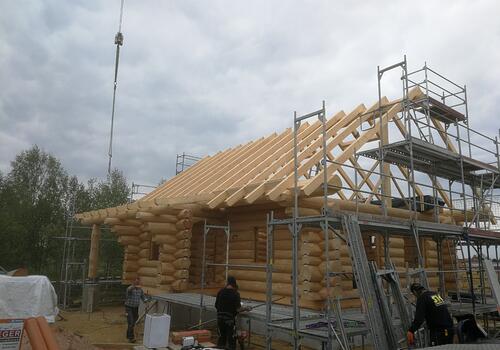 KvH Sparren an einem Blockhaus