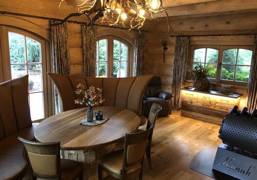 Esszimmer im Naturstammhaus "Whitehorse Lodge"
