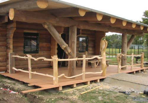 Die Blockhausbauer - Eine große Terrasse lädt bei diesem Halbstammblockhaus zum verweilen ein