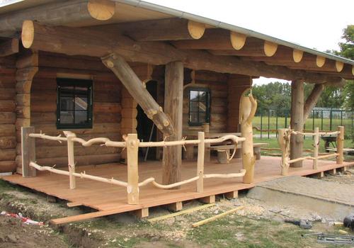 Die Blockhausbauer - Eine große Terrasse lädt bei diesem Halbstammblockhaus zum verweilen ein