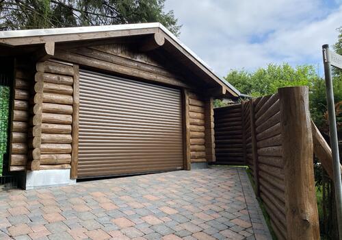 Garage als Halbstammblockhaus