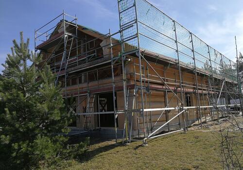 ...bereits zum Ende der 2. Woche ist der Dachstuhl gerichtet & das Dach geschlossen...