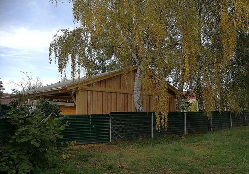 Rückansicht des Naturstamm Carport mit geschlossener Rückseite