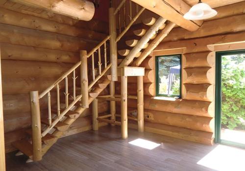 Blockhaus, Naturstamm, Rundholz, Kanadablockhaus, Naturstammtreppe, Treppe im Innenraum