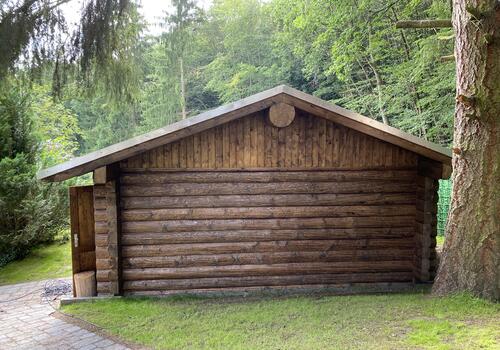 Halbstamm-Blockhaus, 2fach geölt mit Farbton Palisander