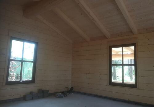 Innenansicht des Gartenblockhaus Whitefish Creek. Ein großer Raum, offen bis unter das Dach. Wahlweise Fenster und/oder Terrassentüren. DIE BLOCKHAUSBAUER in Sachsen 