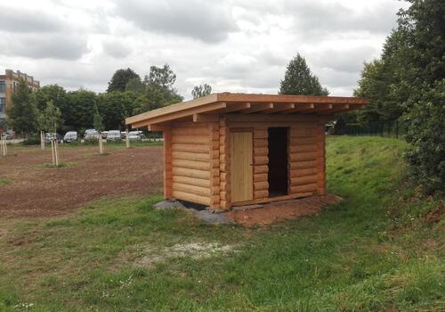 Die Blockhausbauer - Halbstammblockhaus als Gartenhaus und Schafstall