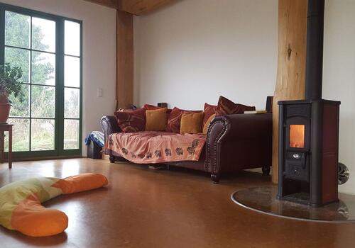 Innenansicht im Post & Beam Blockhaus