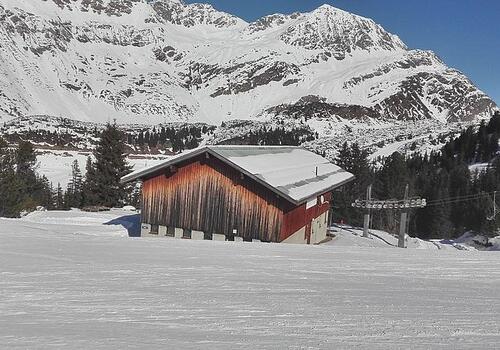 Farbveränderung an einer Holzfassade