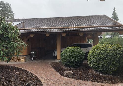 Carport passend zum Blockhaus