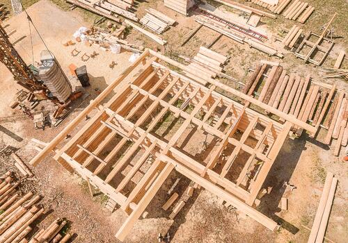 So sah das Blockhaus übrigens kurz vor dem Abbau auf unserem Abbundplatz aus ...