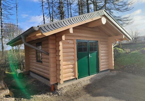 Halbstamm Blockhaus Whitefish Creek 4x4m + ohne Vordach