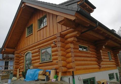 Dieses Blockhaus wurde 2x mit Naturöl Pinie und 1x mit Edelwachs, ebenfalls mit Pinie eingefärbt, gestrichen