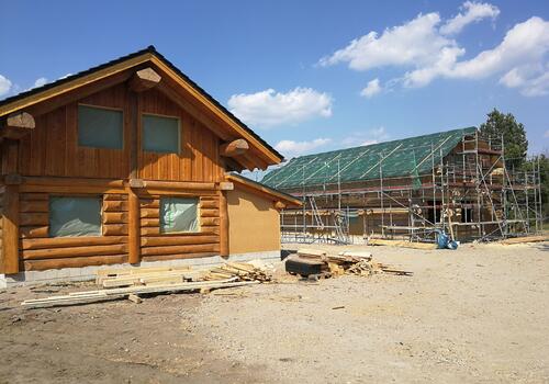 ...Haus #3 vorn links ist schon gestrichen, am Haus #4 (Hintergrund) wird noch fleißig gearbeitet...