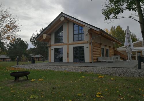 ... und hier geputzt und mit großen, bodentiefen Fenstern versehen ...