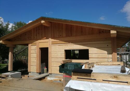 ...Nebeneingang des Post & Beam Blockhaus "Black Hawk Lodge"