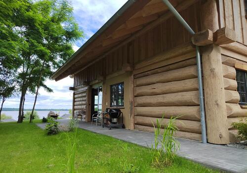 Post & Beam Blockhaus Blackfoot_Ansicht von der Traufseite her gesehen