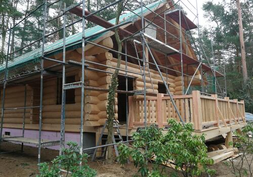 Ein Gerüst ist für die Montage des Blockhaus notwendig. Es wird vom Bauherrn gestellt.