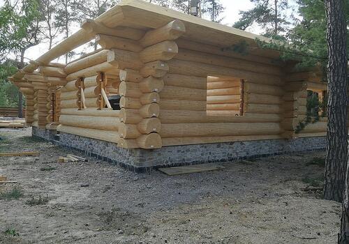 Montage eines Naturstammblockhauses