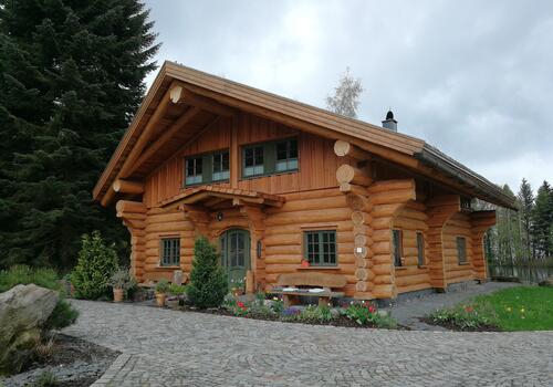 Blockhaus_Naturstammhaus_Dieses Referenzhaus kann man auf Anfrage gern besichtigen