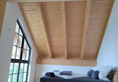 Post & Beam Blockhaus Blackfoot_Großes Schlafzimmer Bild 2