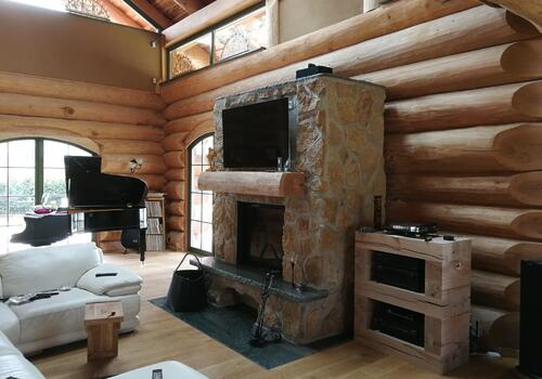 Kamin in einem Blockhaus