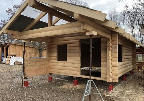 ...hier haben wir das Gartenblockhaus "Whitefish Creek I" gerade auf dem Abbundplatz hergestellt. Das Haus hat in dem Fall 4x6m Grundfläche zzgl. 2x4m überdachte Terrasse.