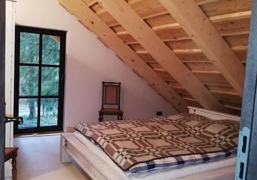 Naturstammhaus "Tucker" - Blick in ein Schlafzimmer im OG | DIE BLOCKHAUSBAUER in Sachsen
