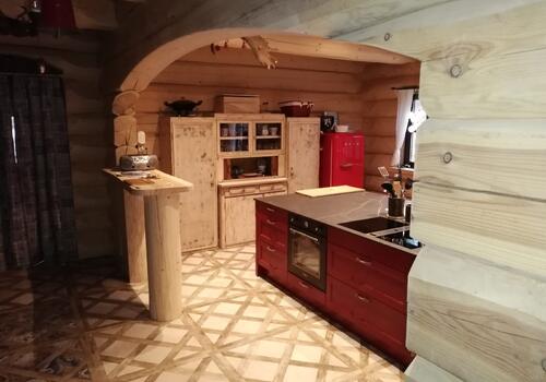 Blockhaus "Tucker" - Mittelwand mit Segmentbogen und Blick in die Küche