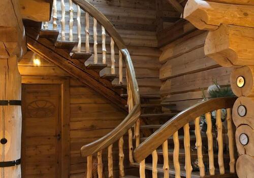 Treppenaufgang in einem Naturstammhaus
