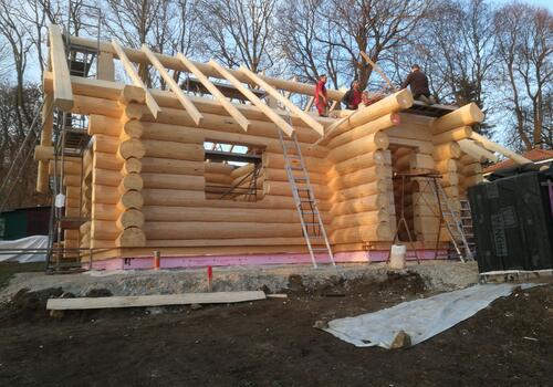 Montage des Blockhaus "Weekender I" - Hier war das Haus noch nicht gestrichen