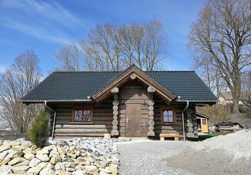 Kanadisches Blockhaus mit Windfang. Unser Modeel "Weekender" ist perfekt geeignet für 2 Personen