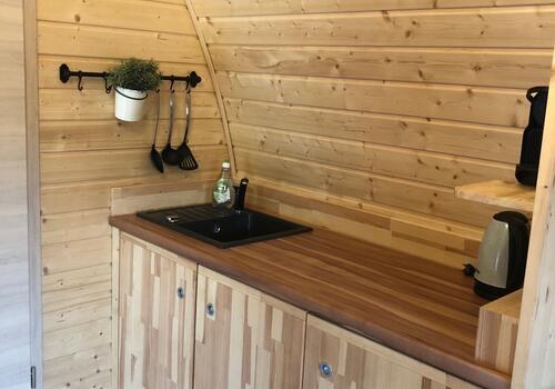 ...eine kleine Küchenzeile...