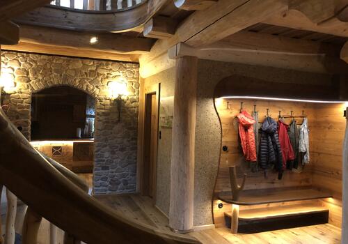 Naturstammhaus "Whitehorse Lodge" - Eingang / Flur