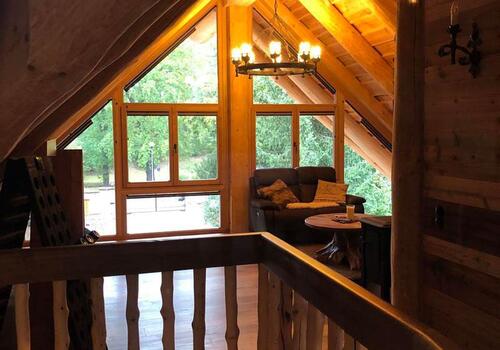 Glasgiebel und Blick in das Wohnzimmer im Blockhaus